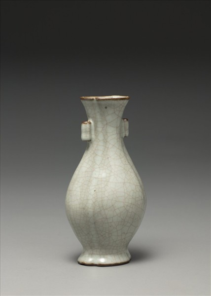 青瓷海棠式貫耳壺