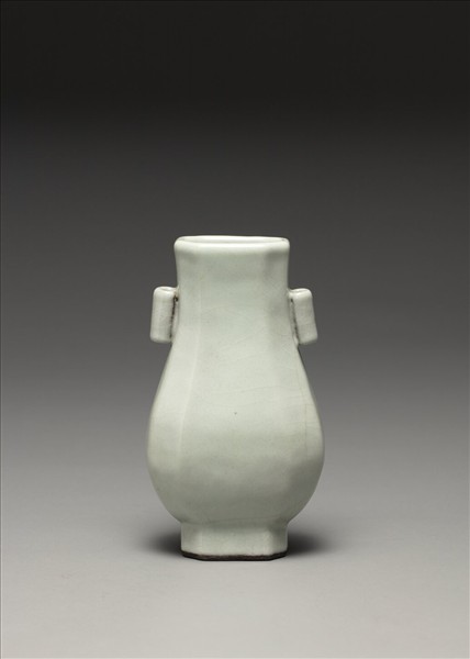 仿汝釉月白八方貫耳壺