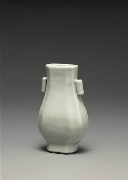 仿汝釉月白八方貫耳壺