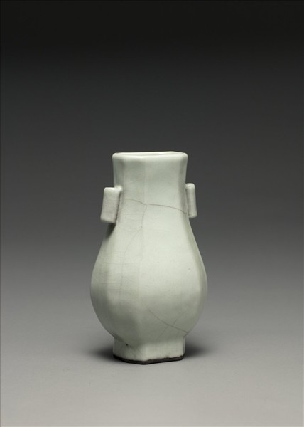 仿汝釉月白八方貫耳壺