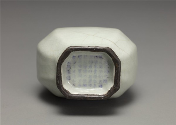 仿汝釉月白八方貫耳壺