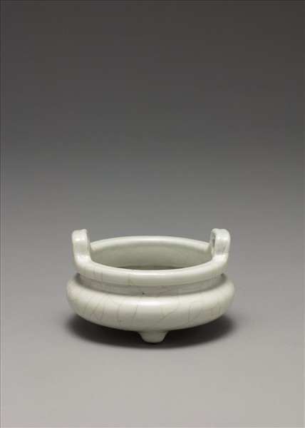 白瓷雙耳三足爐