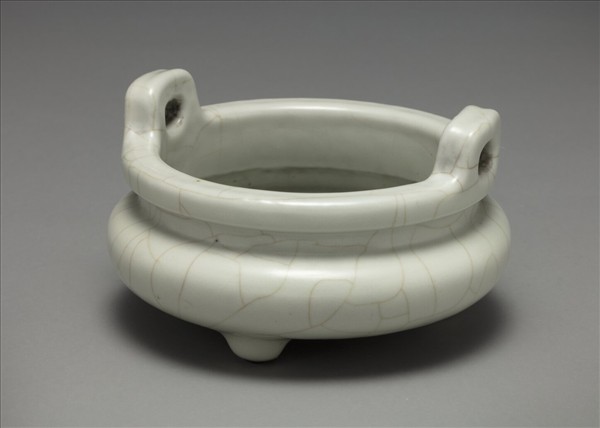 白瓷雙耳三足爐