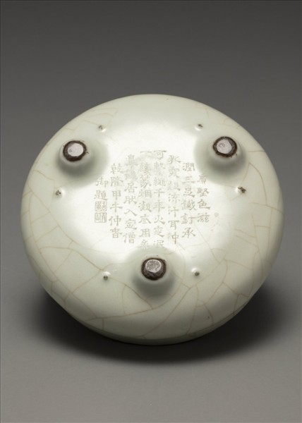 白瓷雙耳三足爐