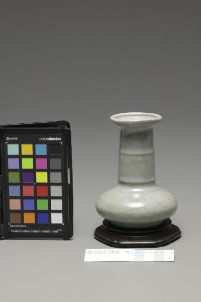 青瓷弦紋盤口瓶