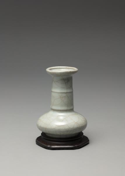 青瓷弦紋盤口瓶