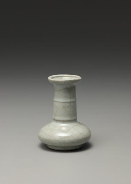 青瓷弦紋盤口瓶