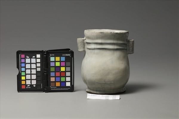 青瓷弦紋貫耳壺