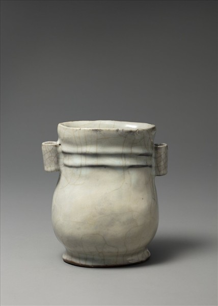 青瓷弦紋貫耳壺