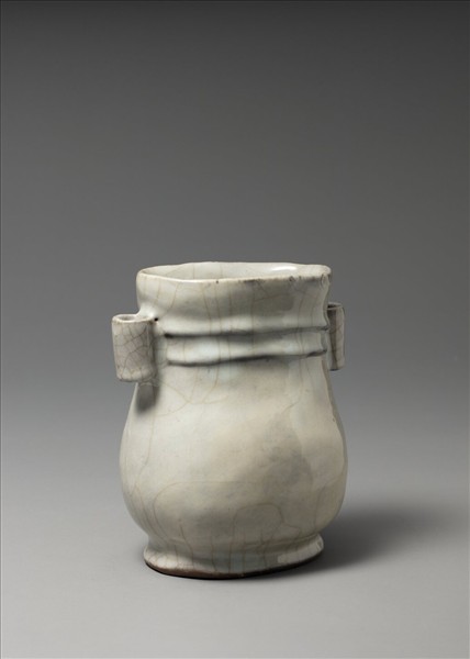 青瓷弦紋貫耳壺