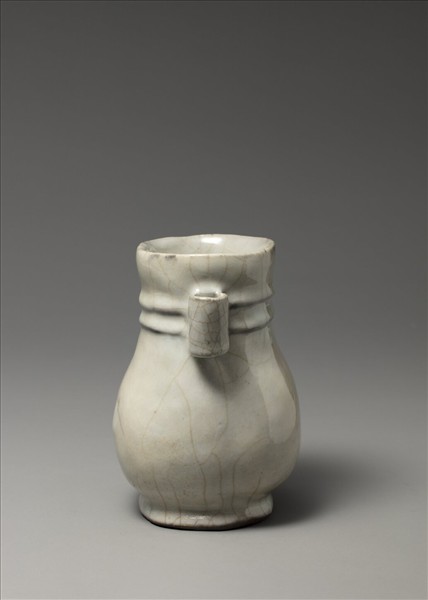 青瓷弦紋貫耳壺