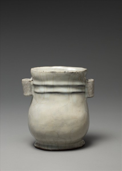 青瓷弦紋貫耳壺