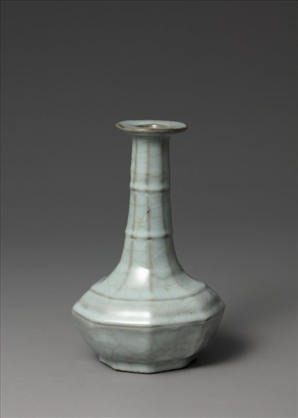 青瓷弦紋八方瓶