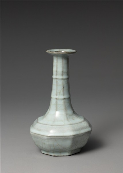 青瓷弦紋八方瓶