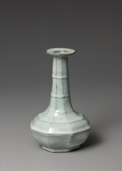 青瓷弦紋八方瓶