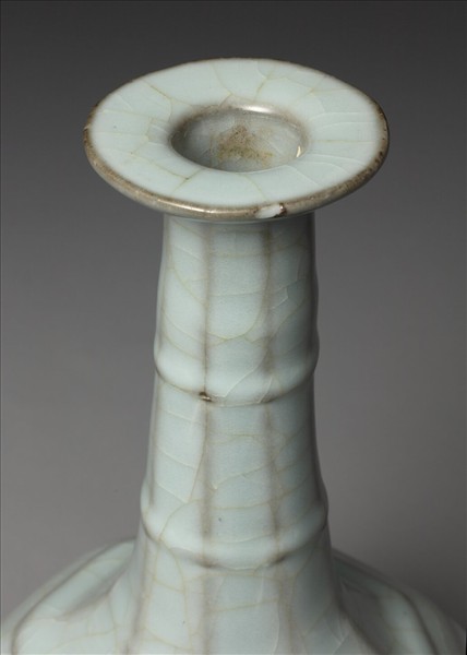 青瓷弦紋八方瓶