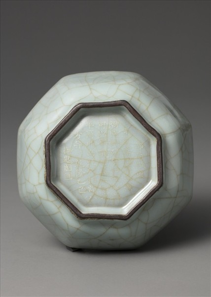 青瓷弦紋八方瓶