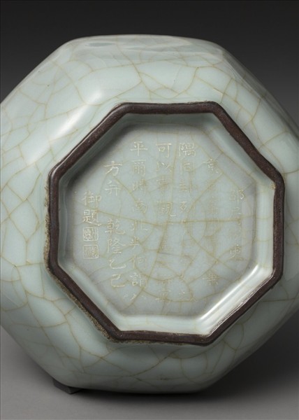 青瓷弦紋八方瓶