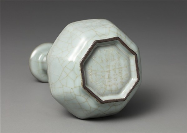 青瓷弦紋八方瓶