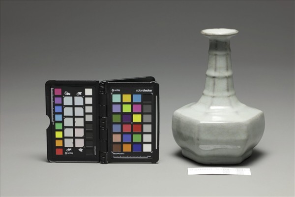 青瓷六方弦紋瓶