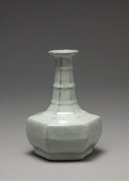 青瓷六方弦紋瓶