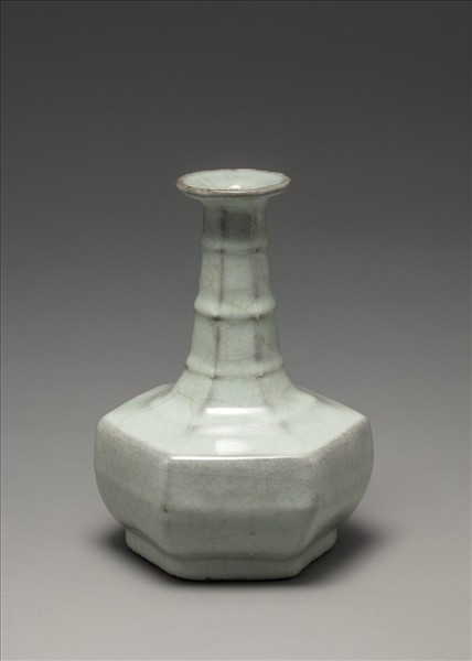 青瓷六方弦紋瓶