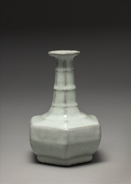 青瓷六方弦紋瓶