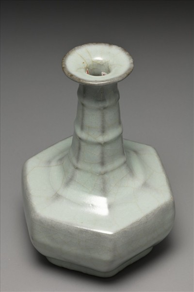 青瓷六方弦紋瓶