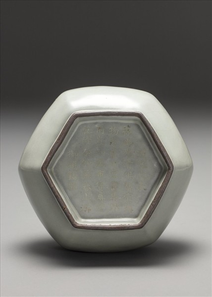 青瓷六方弦紋瓶