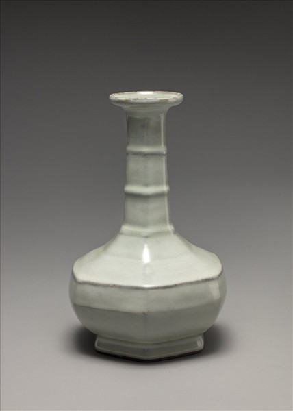 青瓷六方弦紋瓶