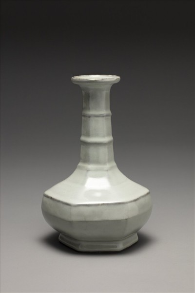 青瓷六方弦紋瓶