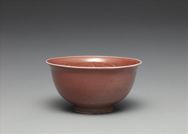 紅釉暗花龍紋碗