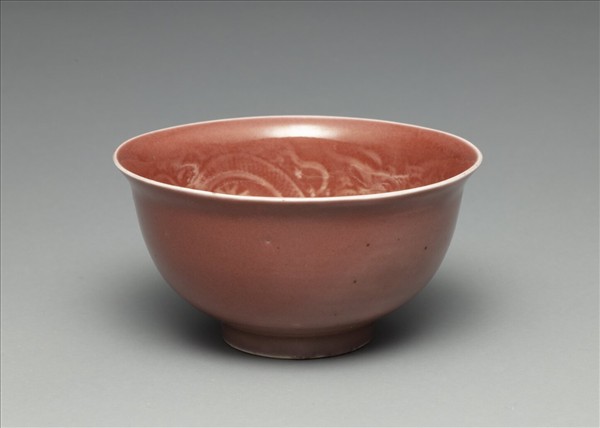 紅釉暗花龍紋碗