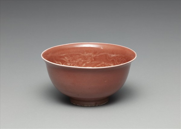 紅釉暗花龍紋碗