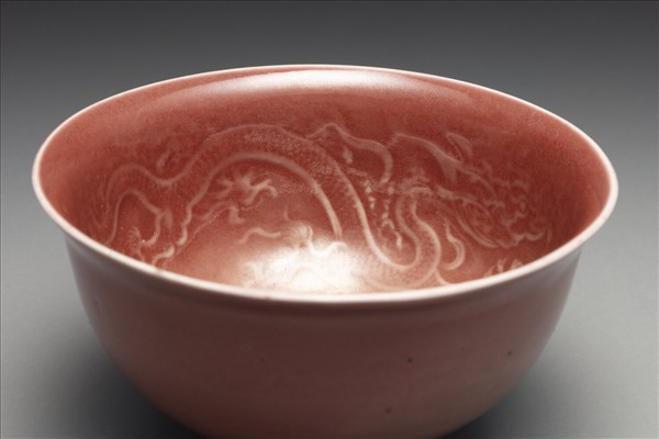 紅釉暗花龍紋碗