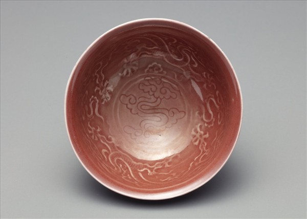 紅釉暗花龍紋碗