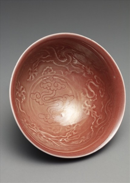 紅釉暗花龍紋碗