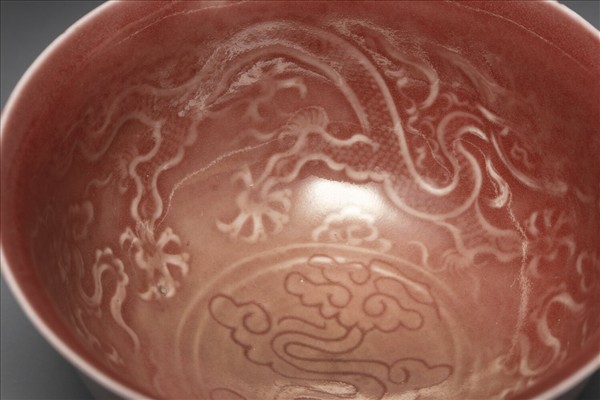 紅釉暗花龍紋碗