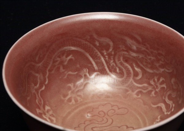 紅釉暗花龍紋碗
