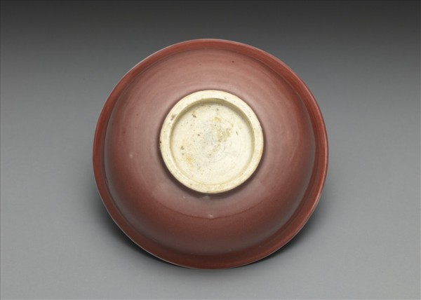 紅釉暗花龍紋碗