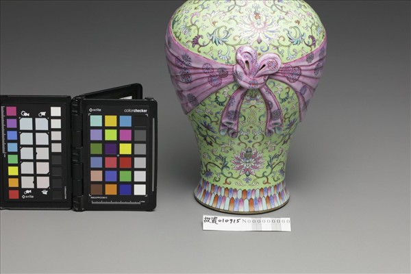 粉彩番蓮紋包袱式瓶