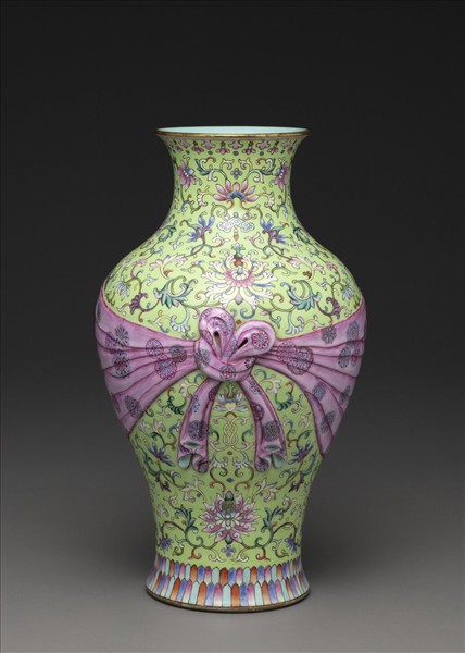 粉彩番蓮紋包袱式瓶