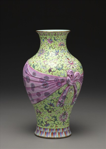 粉彩番蓮紋包袱式瓶