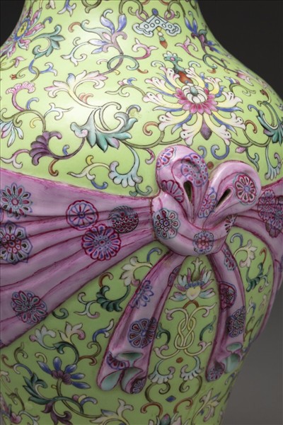 粉彩番蓮紋包袱式瓶