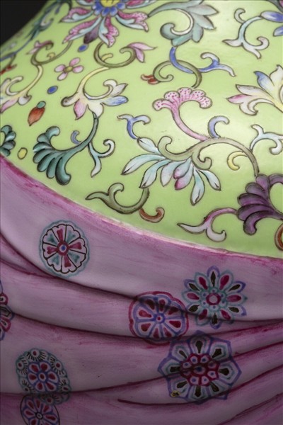 粉彩番蓮紋包袱式瓶