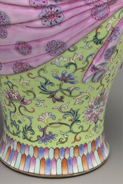 粉彩番蓮紋包袱式瓶