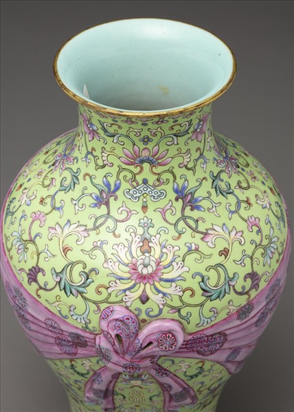 粉彩番蓮紋包袱式瓶