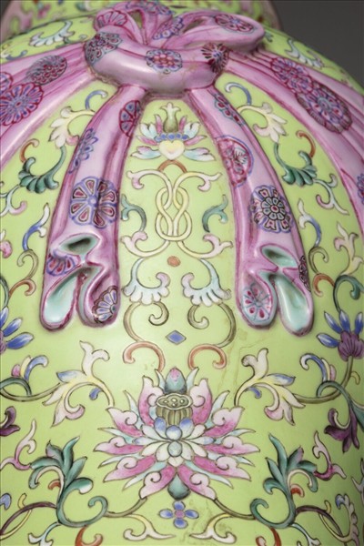 粉彩番蓮紋包袱式瓶