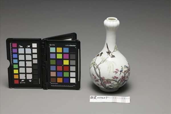 琺瑯彩杏柳春燕圖蒜頭瓶