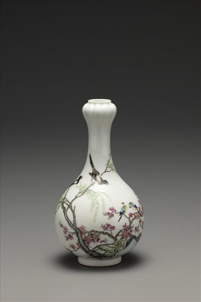 琺瑯彩杏柳春燕圖蒜頭瓶